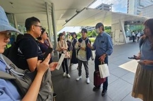 入口での入場券配布と説明